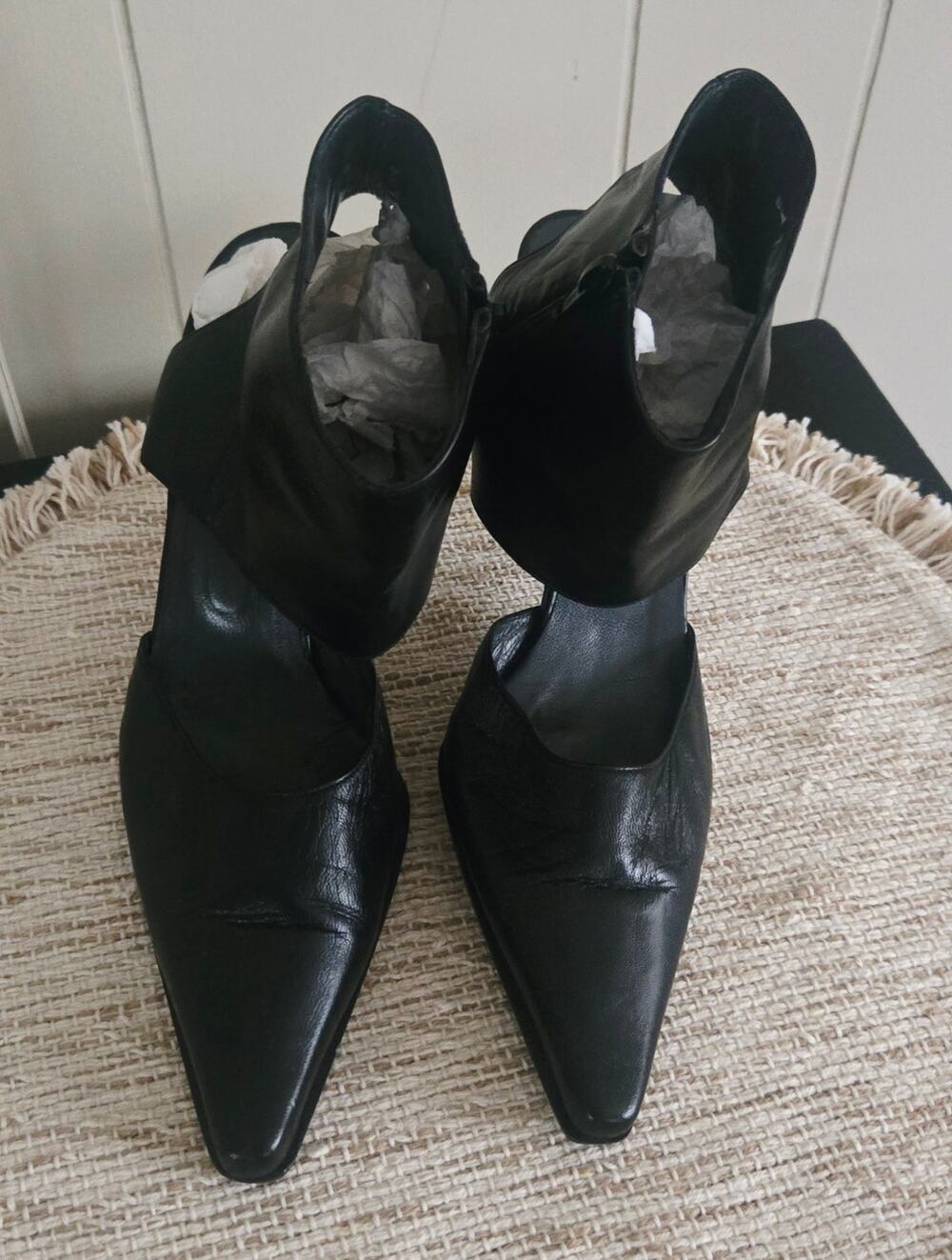Stuart Weitzman Ladies Black Leather Ankle  Cuff Heels Size 8 W
